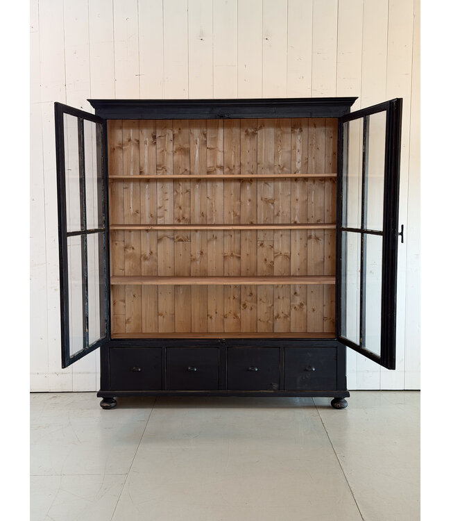 Vintage zwarte houten buffetkast met oud glas