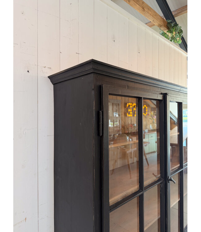 Vintage zwarte houten buffetkast met oud glas