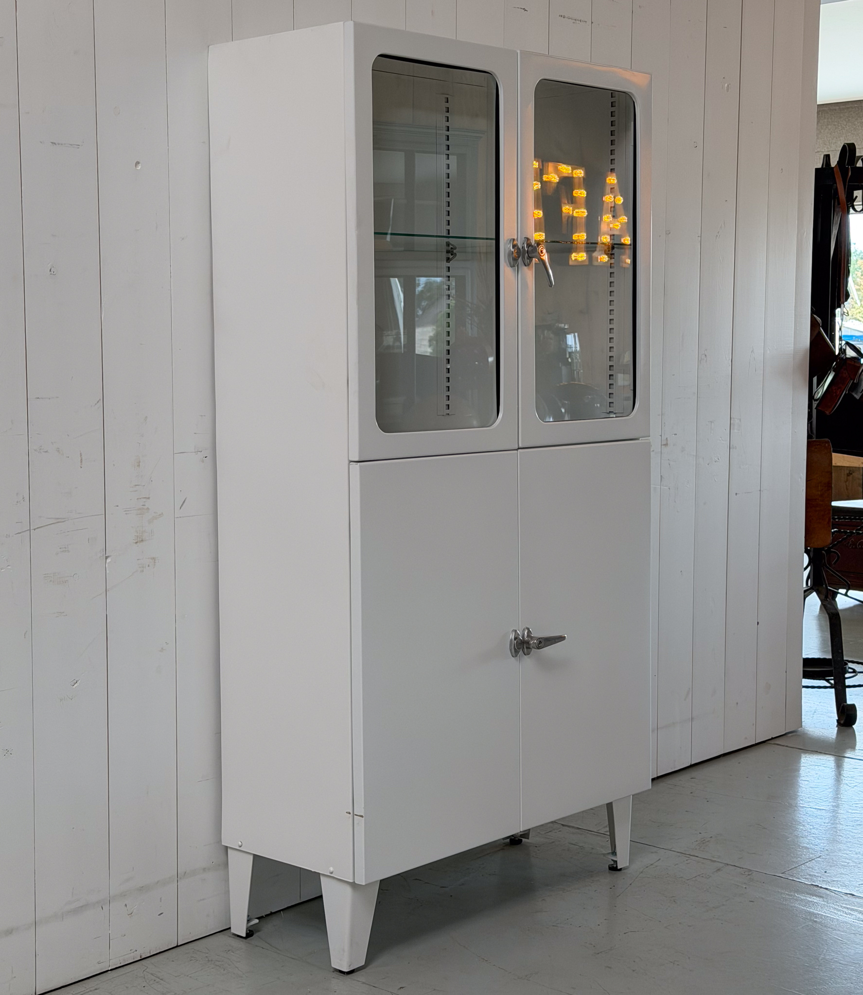 Vintage weißer Apothekerschrank / Medizinschrank