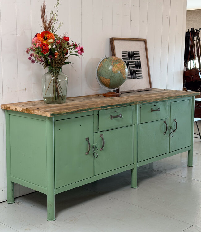Grünes Vintage-Sideboard mit Schubladen und Türen