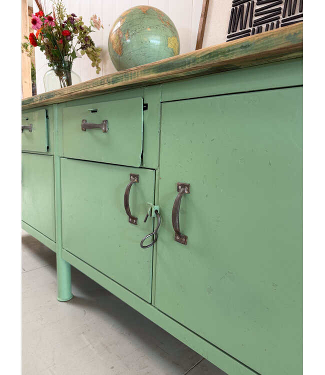 Grünes Vintage-Sideboard mit Schubladen und Türen