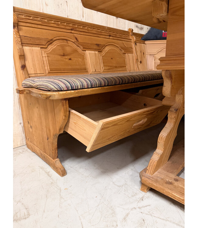 Austrian Stube dining area | Corner sofa with table