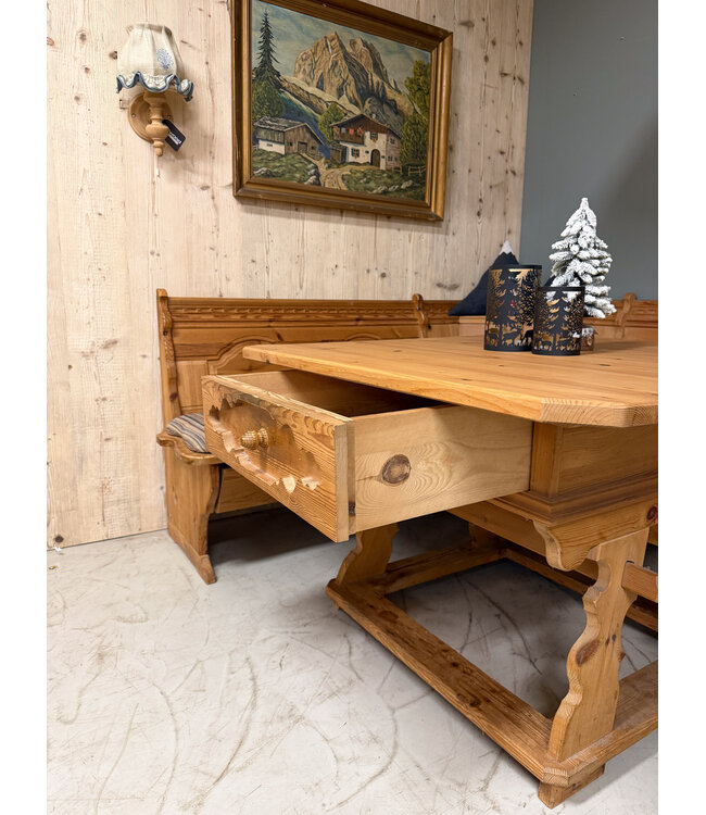 Austrian Stube dining area | Corner sofa with table