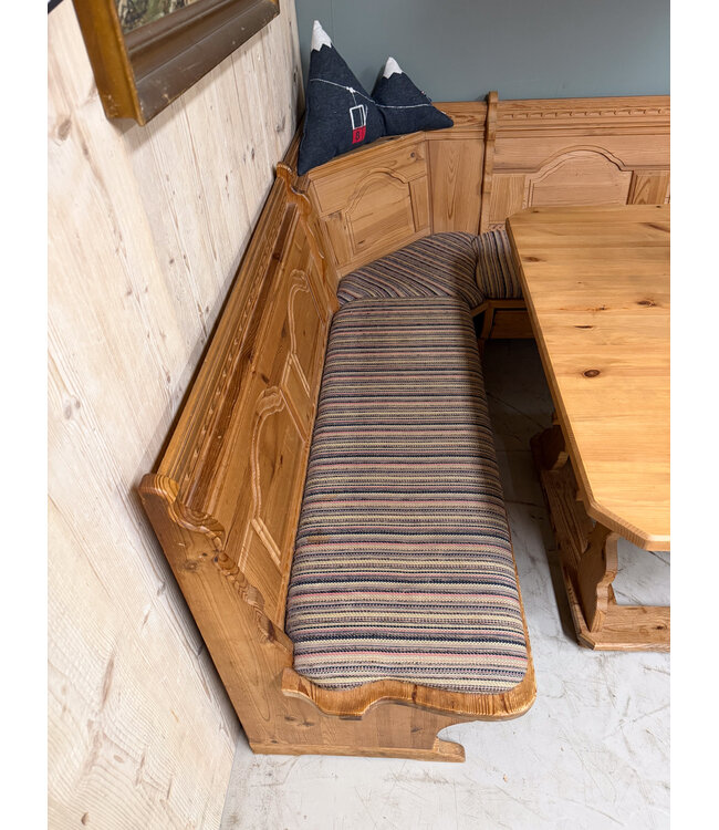 Austrian Stube dining area | Corner sofa with table