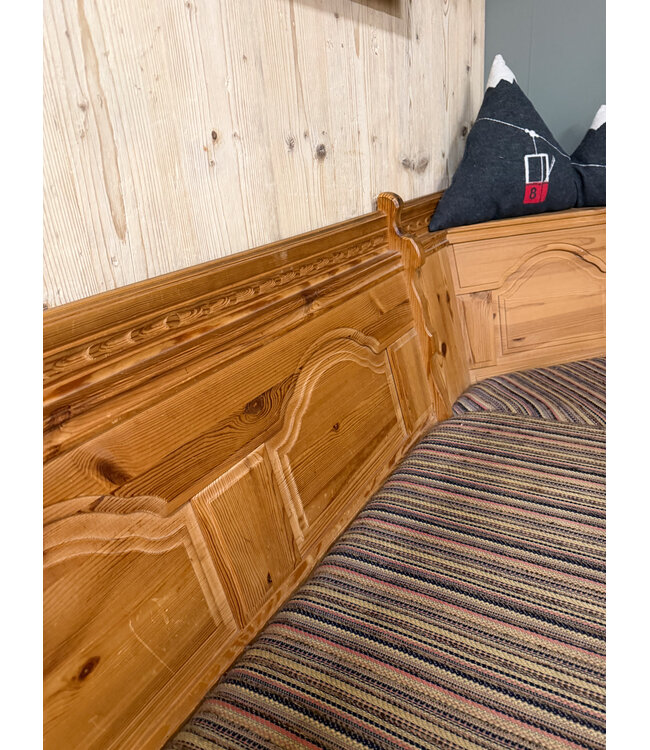 Austrian Stube dining area | Corner sofa with table