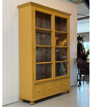 Gele vintage vitrinekast hout