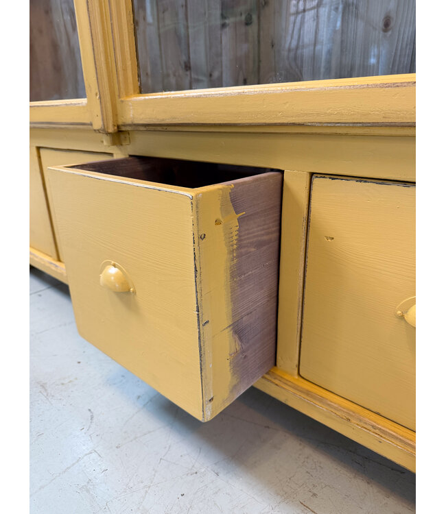 Gele vintage vitrinekast hout