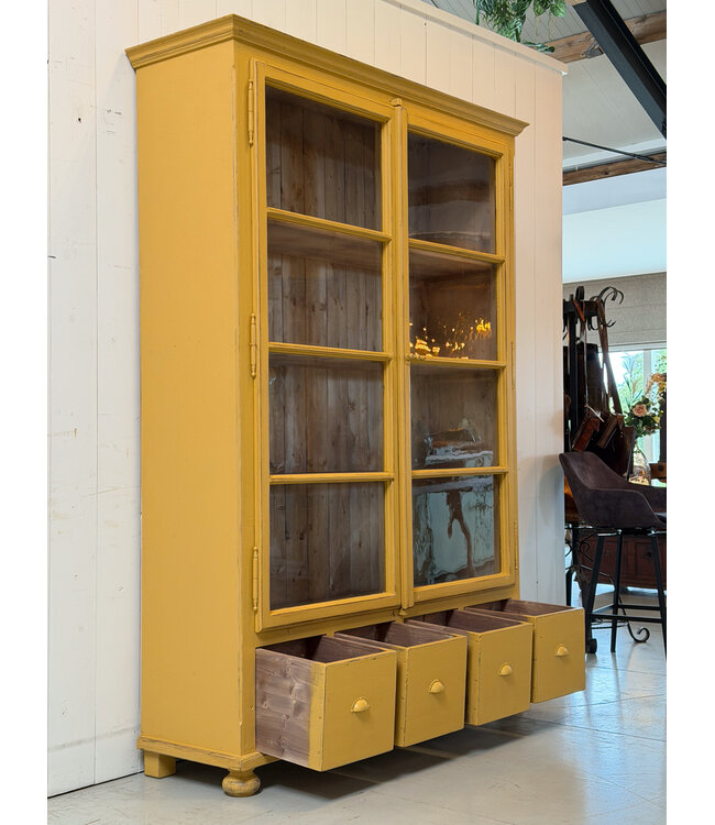 Gele vintage vitrinekast hout