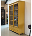 Gele vintage vitrinekast hout