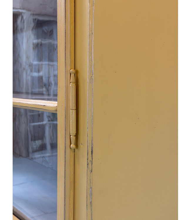 Gele vintage vitrinekast hout