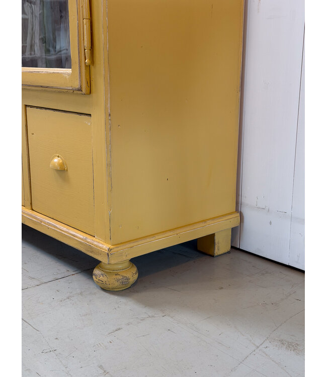 Gele vintage vitrinekast hout