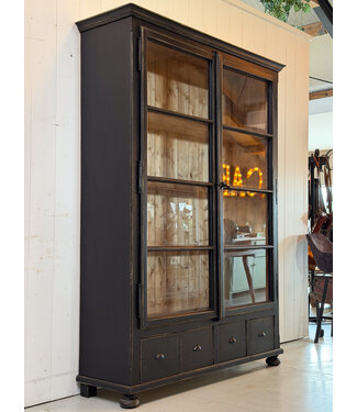 Zwarte vintage vitrinekast hout met oud glas