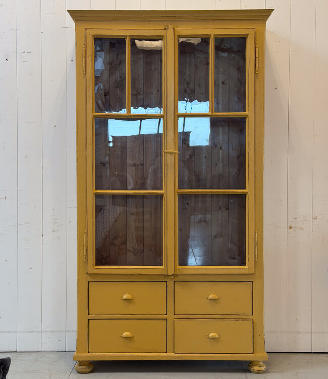 Vintage houten servieskast met deuren en lades