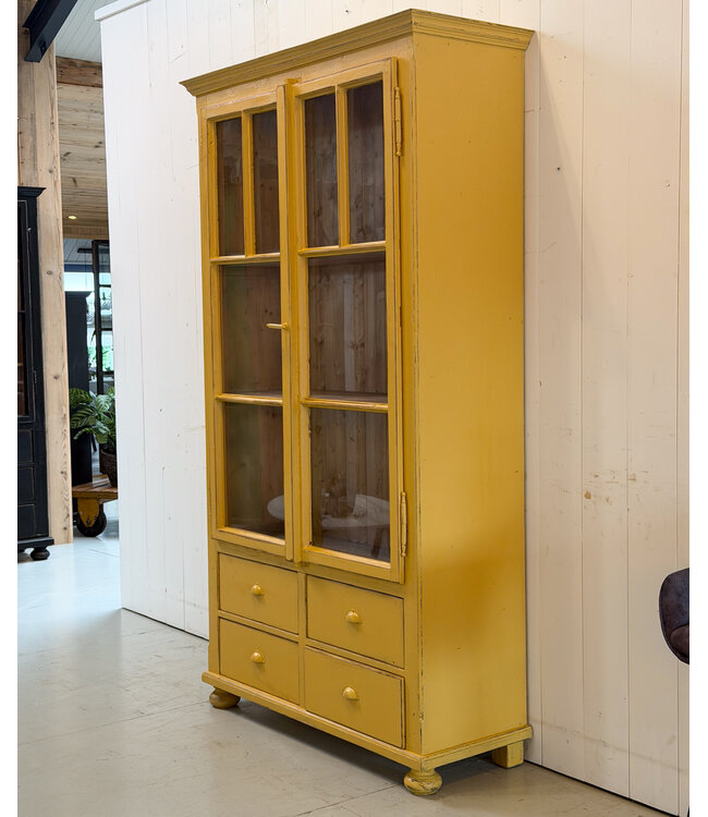 Vintage houten servieskast met deuren en lades