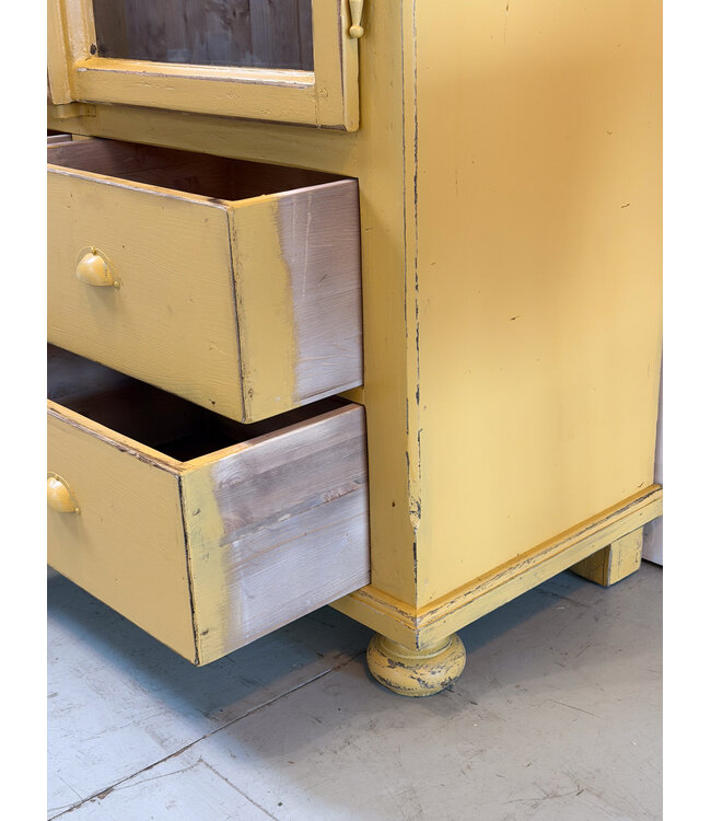 Vintage houten servieskast met deuren en lades