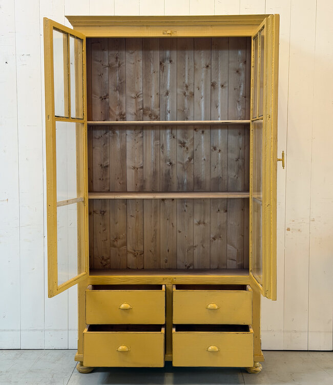 Vintage houten servieskast met deuren en lades