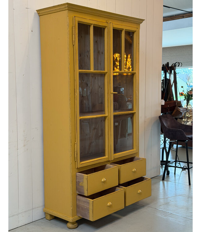 Vintage houten servieskast met deuren en lades