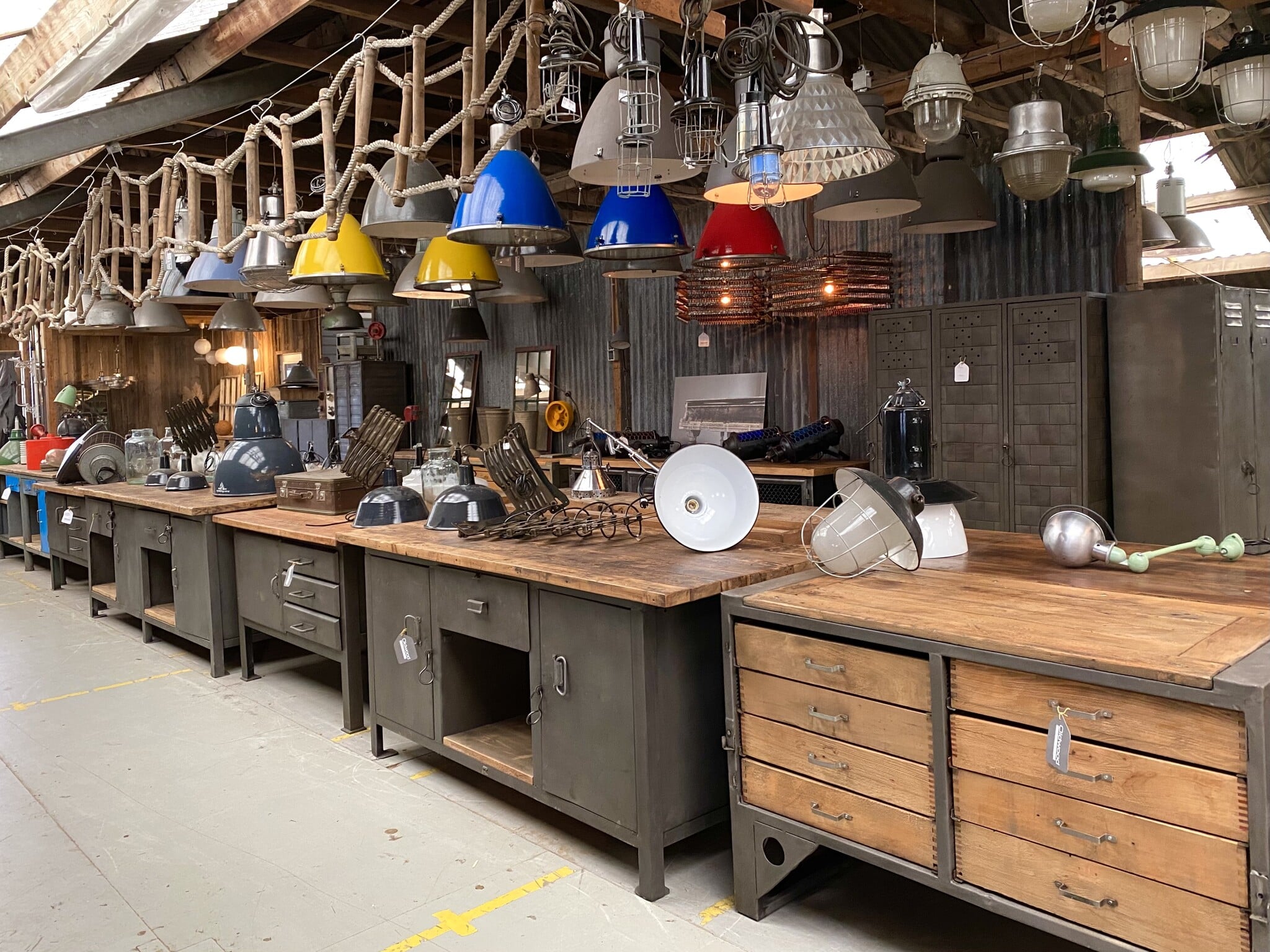 Vintage loods op de bovenverdieping met werkbanken en kasten