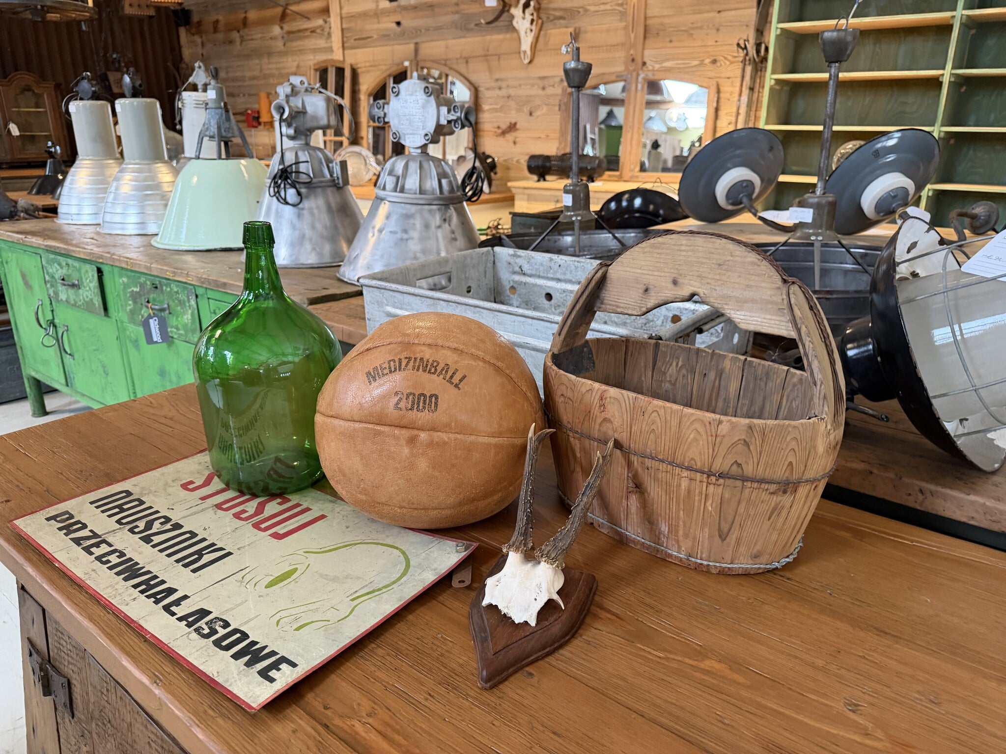 Vintage vondsten en woonaccessoires op een werkbank