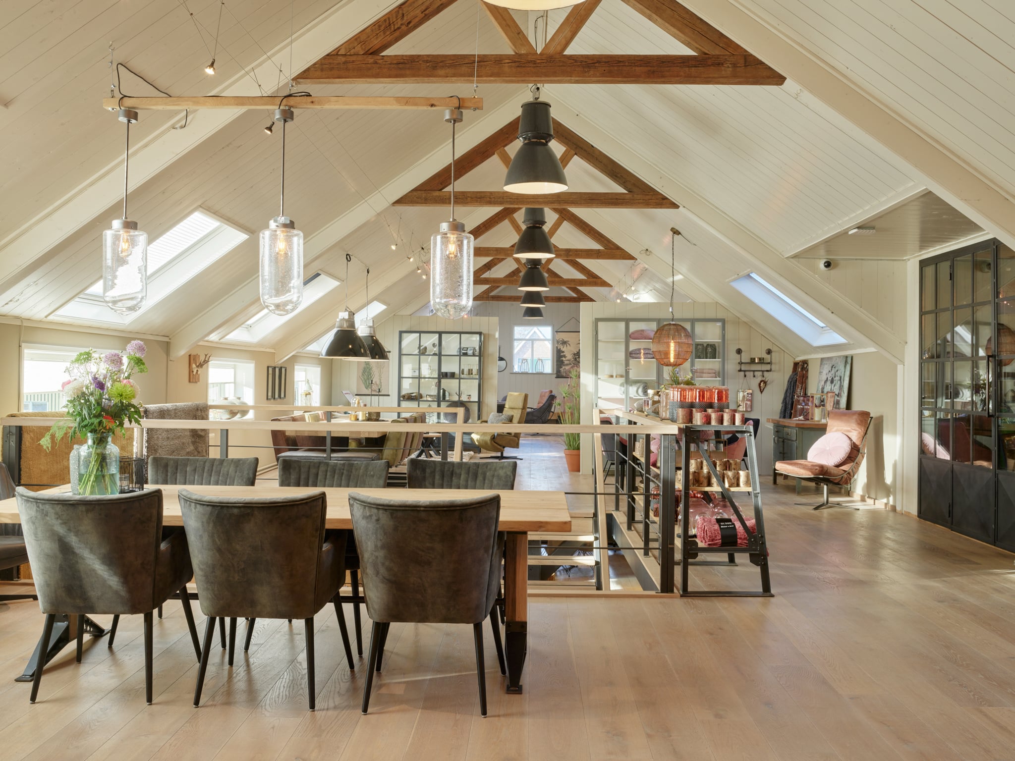 Ruimte in de showroom van Oldwood in Midwoud