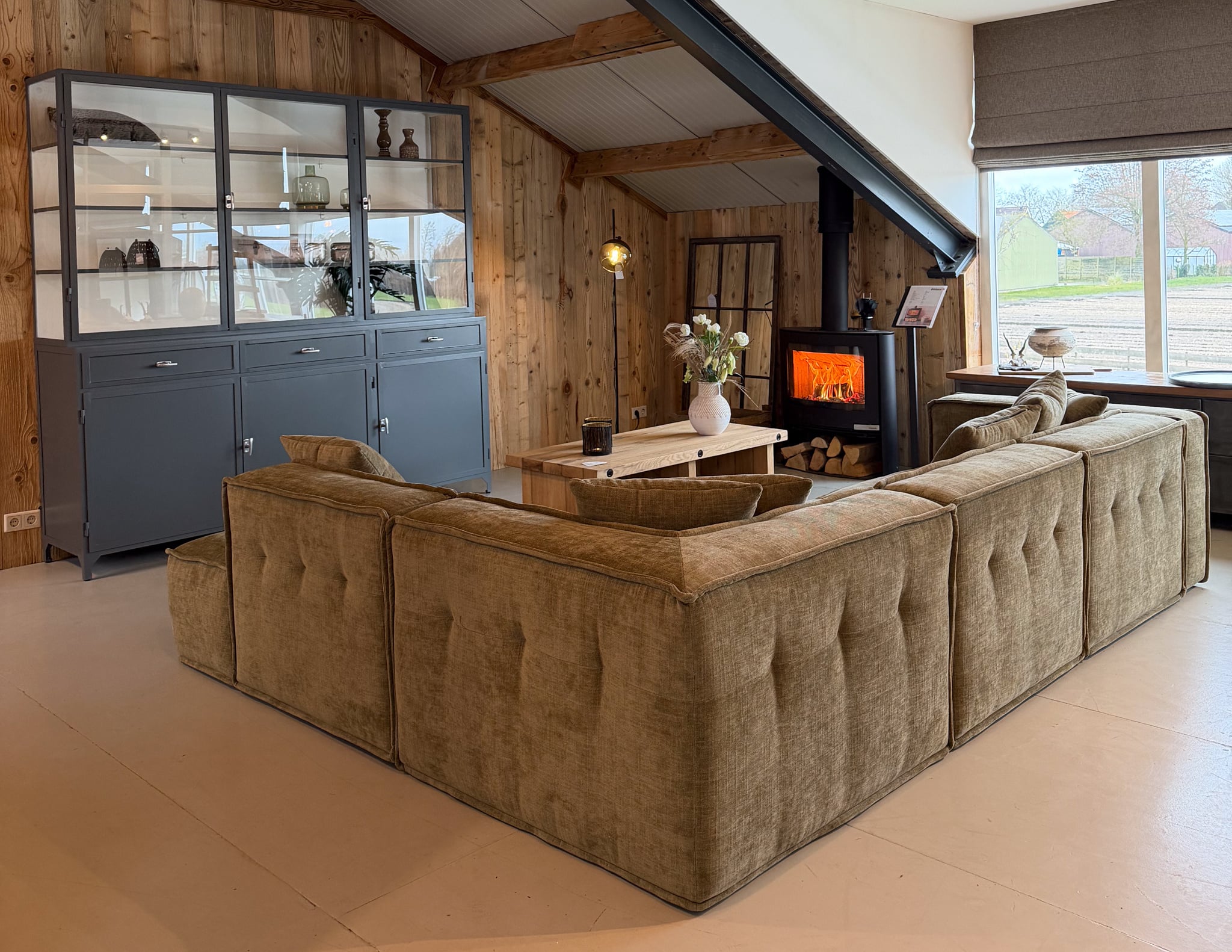 Overzicht van de showroom van ruim 1200 m²