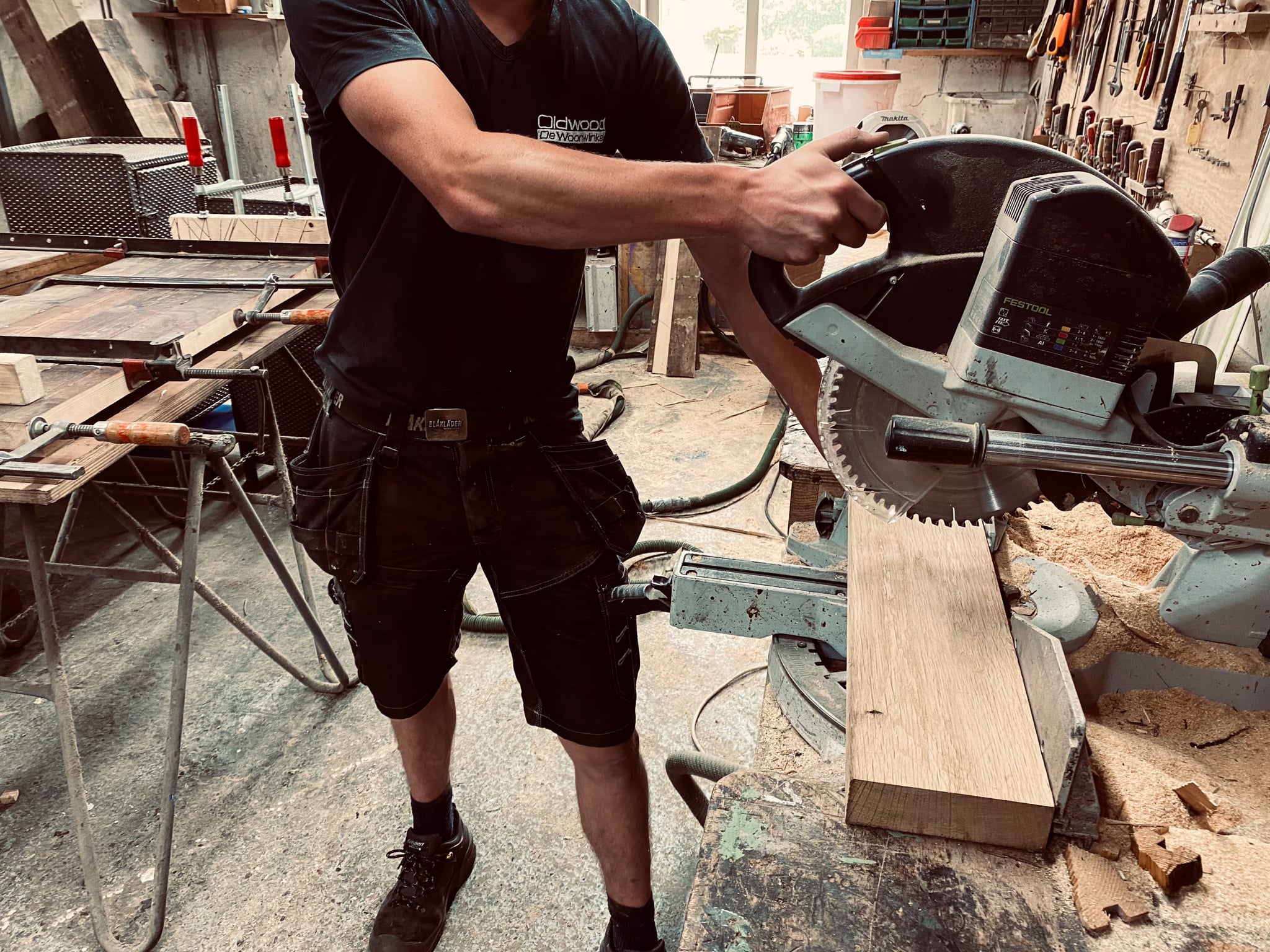 Meubelmaker aan het werk in de eigen werkplaats van Oldwood