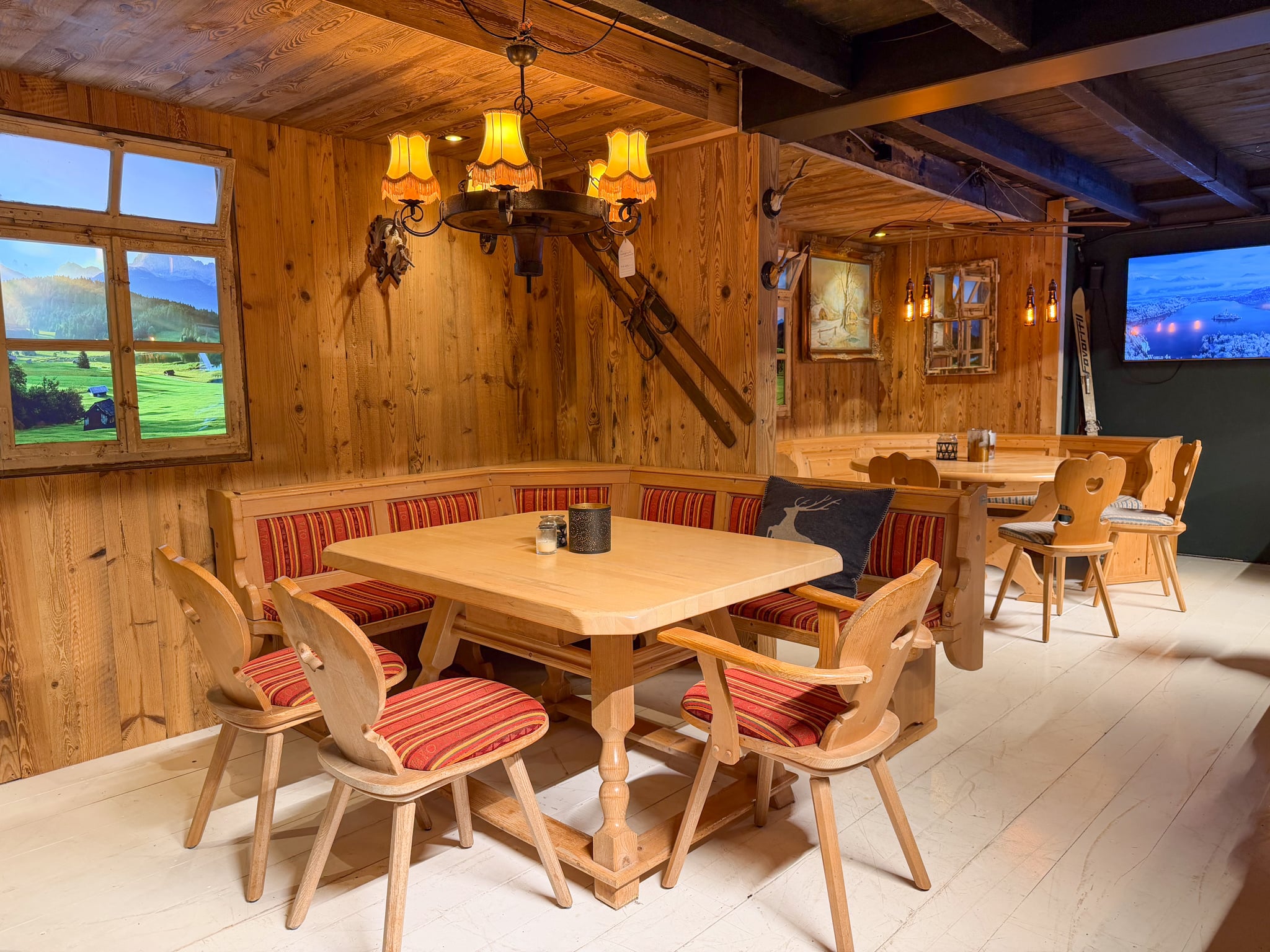 Vintage Oostenrijkse Stube hoek met hoekbank en tafel