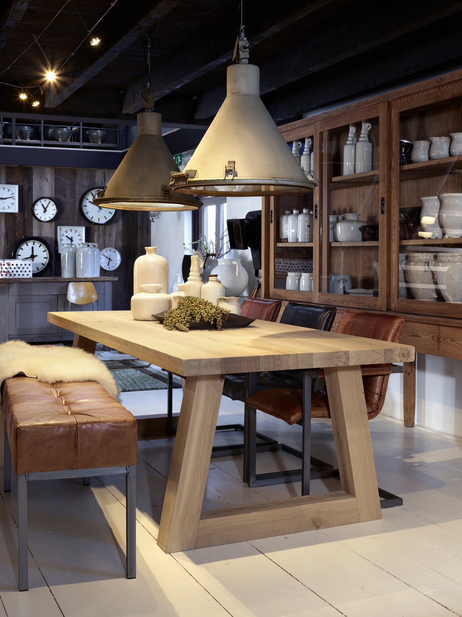 Massief eiken eettafels in de showroom