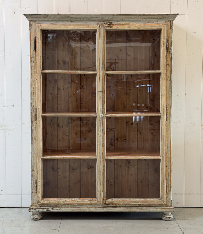 Witte vintage vitrinekast met oud glas | Buffetkast