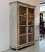 Witte vintage vitrinekast met oud glas | Buffetkast