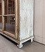 Witte vintage vitrinekast met oud glas | Buffetkast