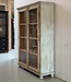 Witte vintage vitrinekast met oud glas | Buffetkast