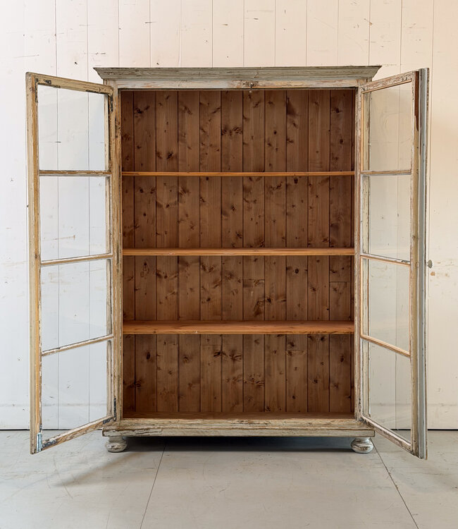 Witte vintage vitrinekast met oud glas | Buffetkast
