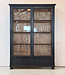 Zwarte vintage vitrinekast hout met oud glas