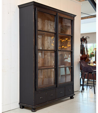 Zwarte vintage vitrinekast hout met oud glas