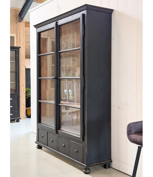 Zwarte vintage vitrinekast hout met oud glas