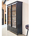 Zwarte vintage vitrinekast hout met oud glas