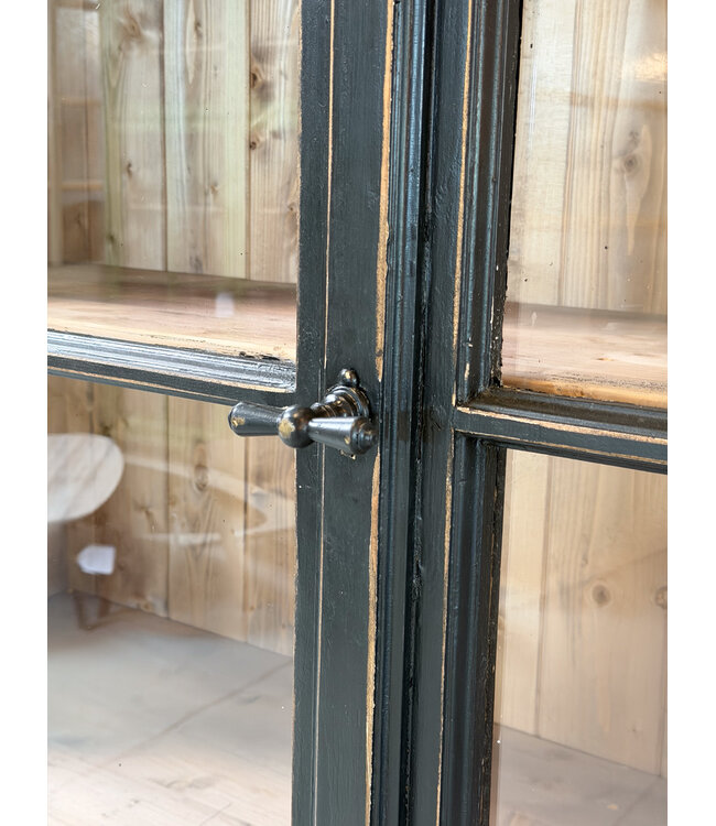 Zwarte vintage vitrinekast hout met oud glas