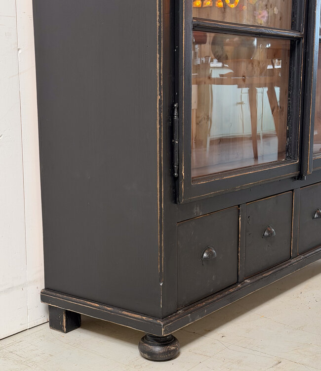 Zwarte vintage vitrinekast hout met oud glas