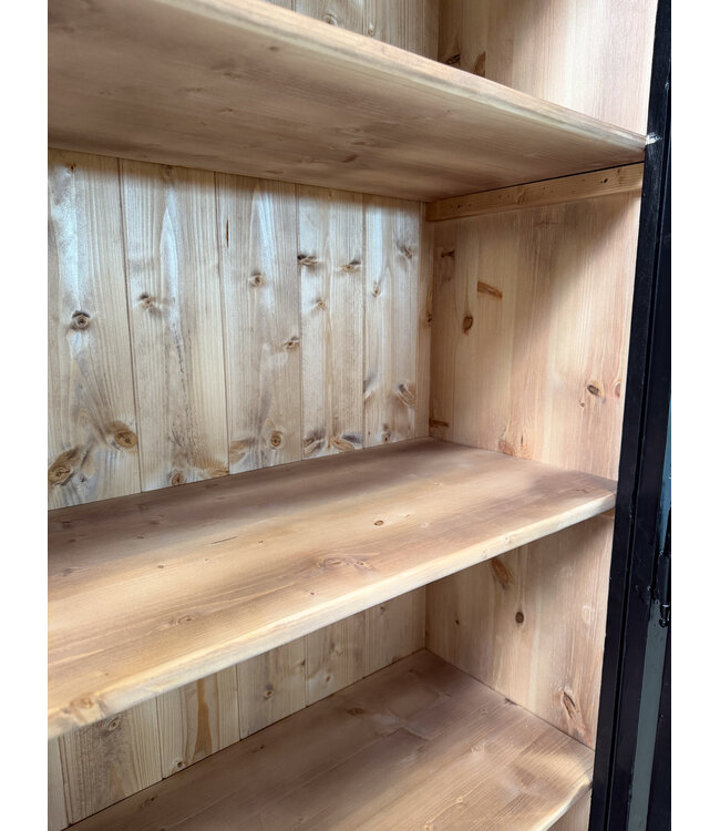 Zwarte vintage vitrinekast hout met oud glas