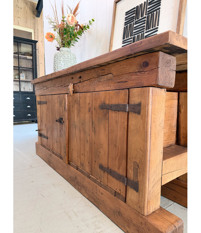 Vintage dressoir van massief hout