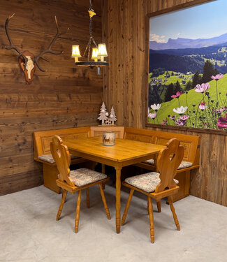 Oldwood Essbereich in einer österreichischen Stube | Ecksofa mit Tisch