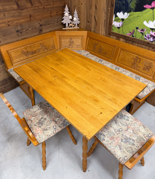 Essbereich in einer österreichischen Stube | Ecksofa mit Tisch