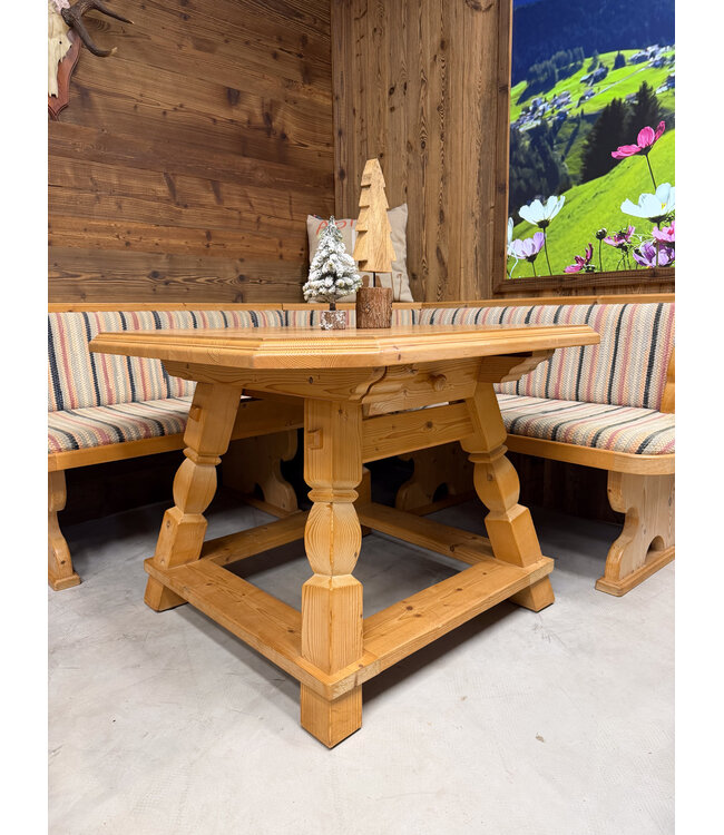 Österreichische Sitzecke | Stube-Essbereich | Vintage-Ecksofa