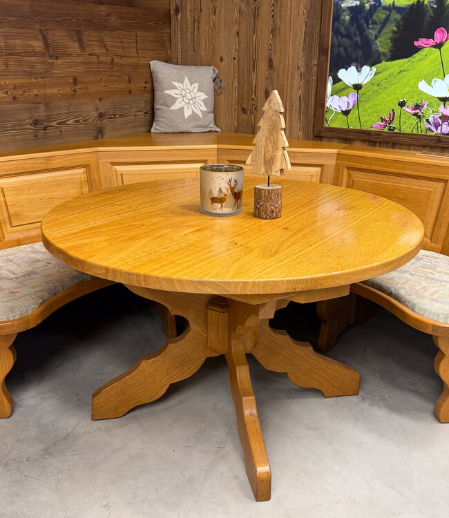 Runde Sitzgruppe aus österreichischer Eiche | Stube-Sitzgruppe | Rundes Sofa mit Tisch und Stühlen