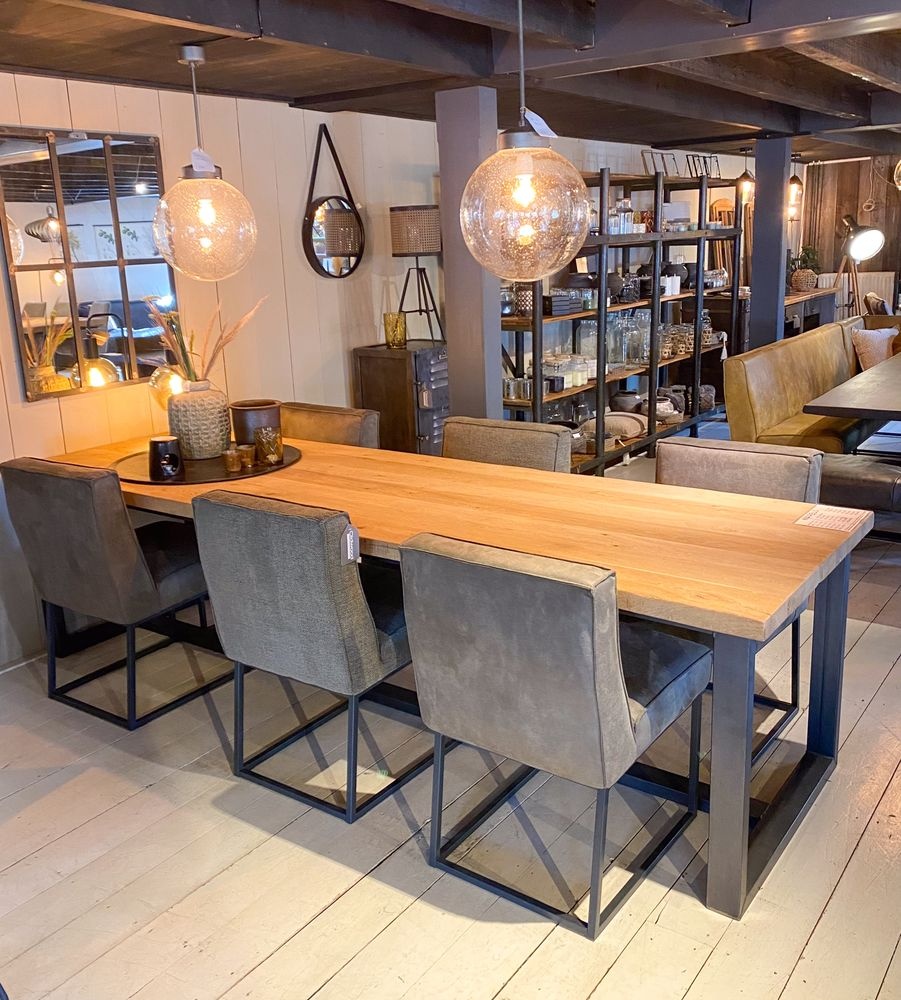 Eiken eettafel met stalen onderstel en grijze eetkamerstoelen