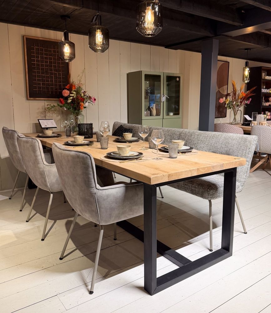 Eiken eettafel met zwarte U-poot, eetkamerstoelen en eetbank