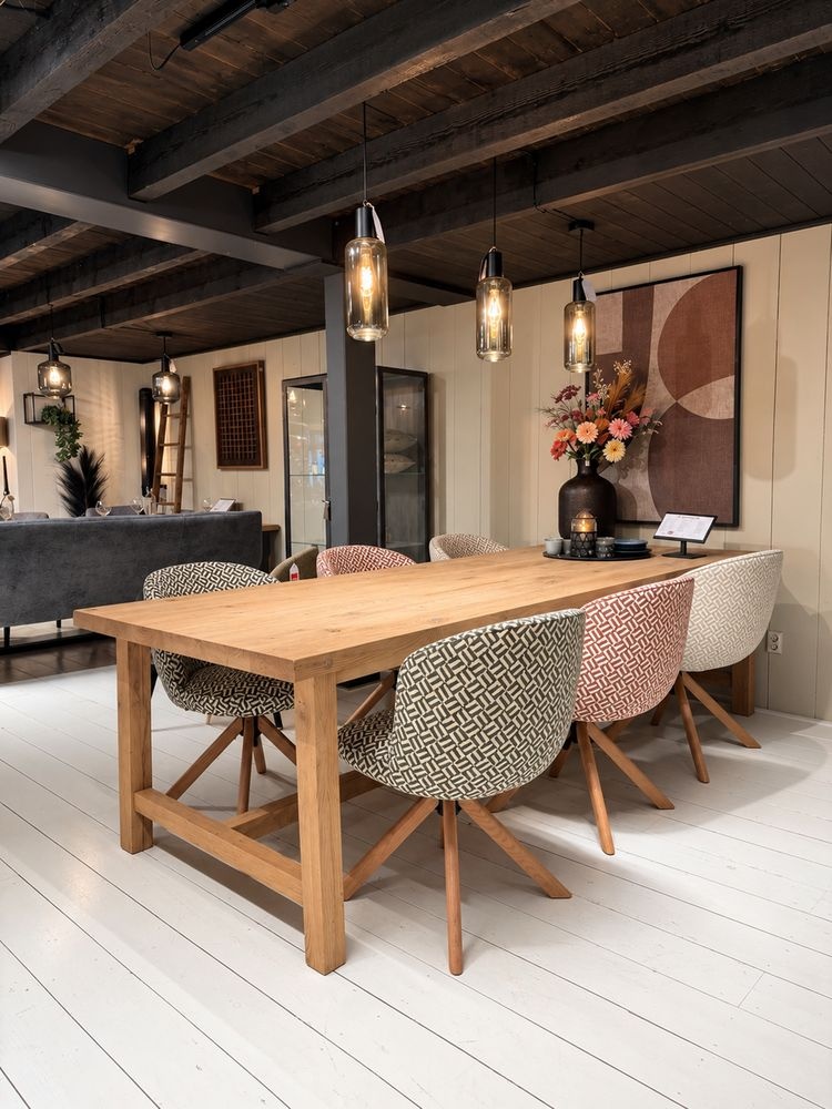 Eiken kloostertafel met kuipstoelen