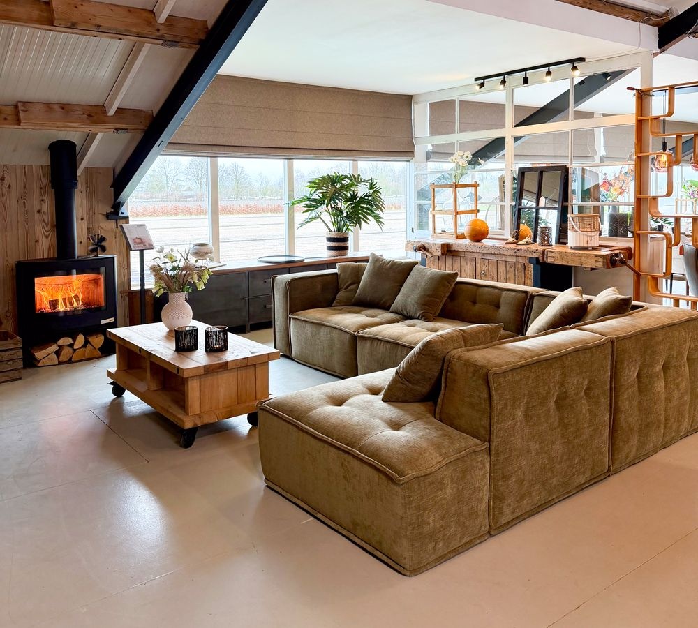 Hoekbank in groene velours met eiken salontafel op wielen