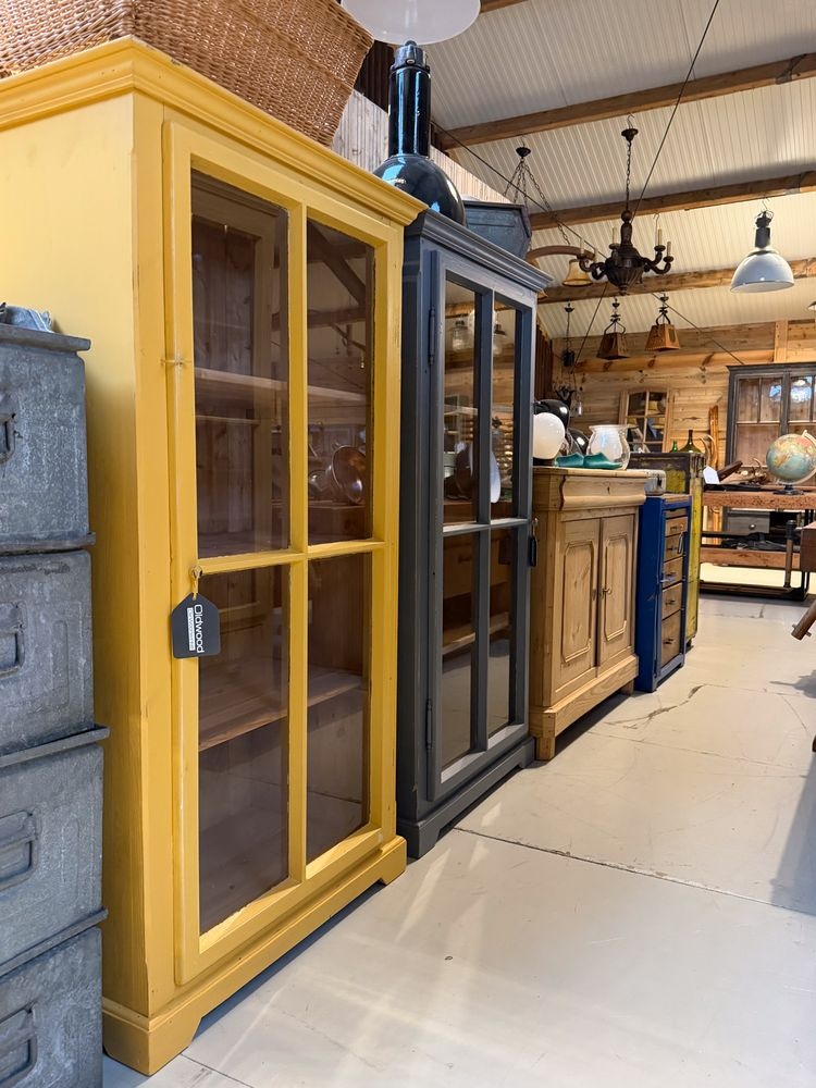 Vintage vitrinekasten in okergeel en zwart